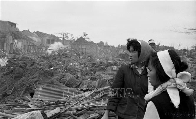 Khu phố Khâm Thiên (Hà Nội) bị máy bay B.52 của Mỹ ném bom tàn phá (26/12/1972). Bom đạn Mỹ đã giết và làm bị thương 2.579 người, trong đó có 1.318 người chết. Ảnh: Văn Bảo - TTXVN