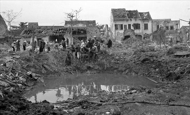 Phố Khâm Thiên, thuộc khu Đống Đa (Hà Nội) bị máy bay B.52 của giặc Mỹ ném bom tàn phá (26/12/1972). Trong 12 ngày đêm, Mỹ đã ném hơn 40.000 tấn bom vào 353 điểm dân cư, kinh tế, văn hóa giáo dục, thuộc 4 khu phố ở nội thành và 4 huyện ngoại thành. Ảnh: Văn Bảo - TTXVN