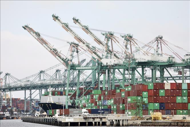 Quang cảnh cảng hàng hóa tại Los Angeles, California, Mỹ. Ảnh: THX/TTXVN