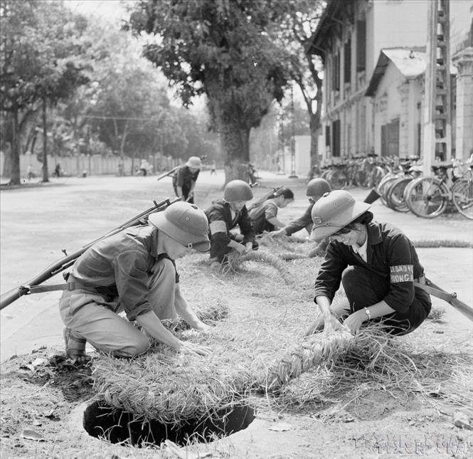 Các chiến sĩ tự vệ của Nhà máy Thiết bị Bưu điện Hà Nội khẩn trương tu sửa nắp hầm, chuẩn bị tốt hầm hào chiến đấu (5/1972). Ảnh: Ngọc Quán - TTXVN