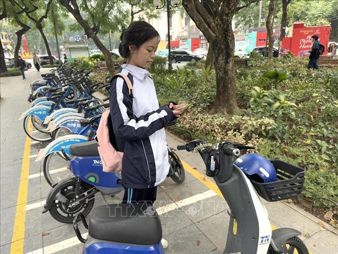 From December through the first quarter of 2026, 5,000 electric bicycles are deployed across expanded inner-city areas and public spaces, including tourist sites. VNA Photo: Quốc Lũy 