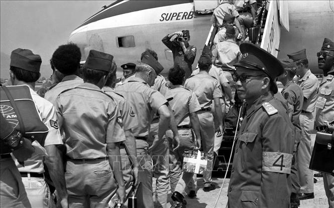 Thi hành hiệp định Paris, ngày 29/3/1973, những người lính Mỹ cuối cùng lên máy bay tại sân bay Đà Nẵng để rút khỏi Việt Nam. Ảnh: Tư liệu TTXVN