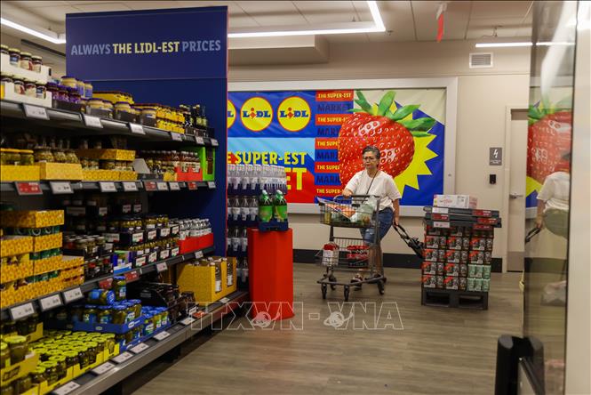 Người dân mua sắm tại New York, Mỹ. Ảnh: THX/TTXVN