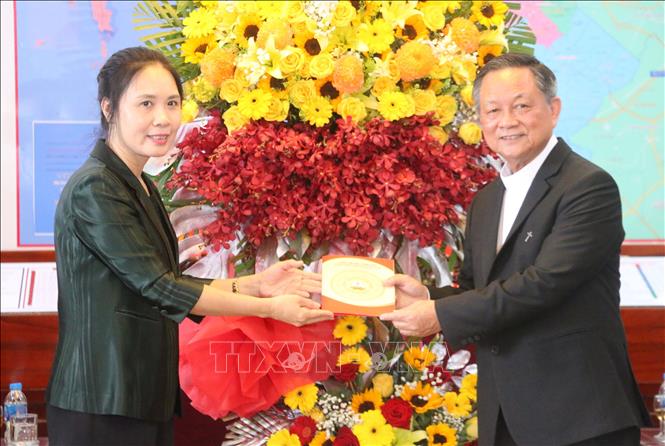 Bà Trần Thị Minh Nga (trái), Phó Trưởng Ban Tôn giáo Chính phủ, Bộ Dân tộc và Tôn Giáo chúc mừng Giám mục Chánh tòa Giáo phận Long Xuyên Trần Văn Toản nhân lễ Giáng sinh năm 2025. Ảnh: Công Mạo-TTXVN
