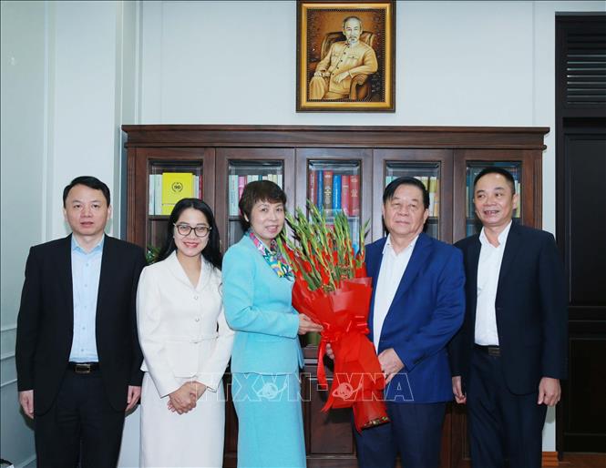 Tổng Giám đốc TTXVN Vũ Việt Trang và đoàn tặng hoa chúc mừng Đại tướng Nguyễn Trọng Nghĩa. Ảnh: Trọng Đức - TTXVN