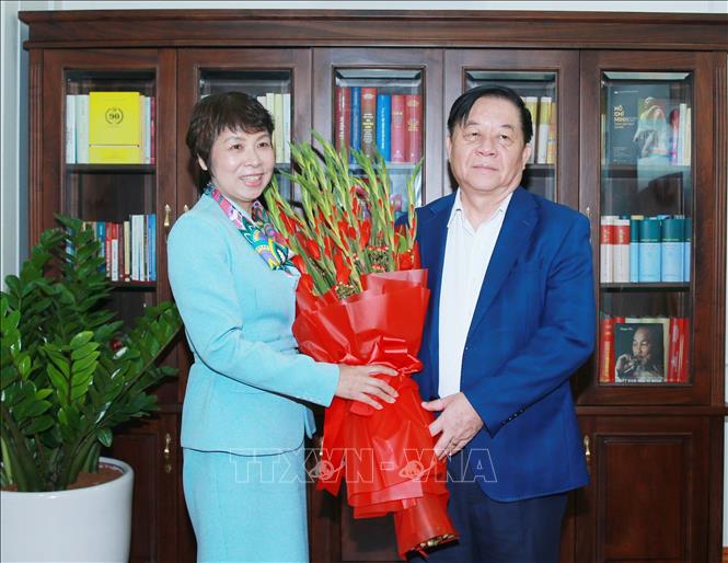 Tổng Giám đốc TTXVN Vũ Việt Trang tặng hoa chúc mừng Đại tướng Nguyễn Trọng Nghĩa. Ảnh: Trọng Đức - TTXVN