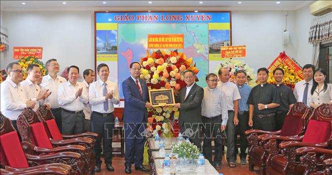 Phó Chủ tịch Quốc hội Trần Quang Phương cùng đoàn công tác chúc mừng Giáng sinh tại Tòa Giám mục Giáo phận Long Xuyên. Ảnh: Công Mạo-TTXVN