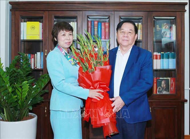 Tổng Giám đốc TTXVN Vũ Việt Trang tặng hoa chúc mừng Đại tướng Nguyễn Trọng Nghĩa. Ảnh: Trọng Đức - TTXVN