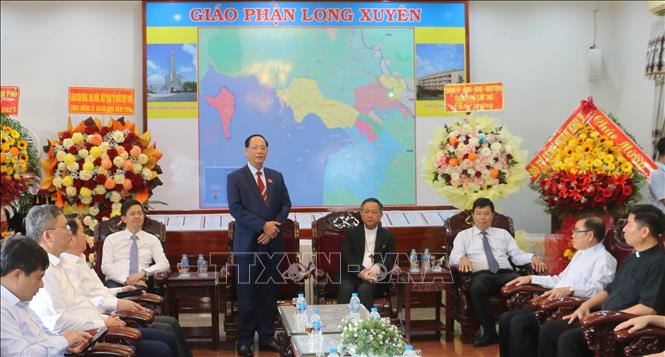 Thượng tướng Trần Quang Phương, Ủy viên Trung ương Đảng, Phó Chủ tịch Quốc hội thăm và chúc mừng Giáng sinh năm 2025 tại Tòa Giám mục Giáo phận Long Xuyên. Ảnh: Công Mạo-TTXVN
