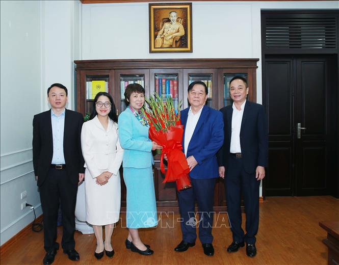 Tổng Giám đốc TTXVN Vũ Việt Trang và đoàn tặng hoa chúc mừng Đại tướng Nguyễn Trọng Nghĩa. Ảnh: Trọng Đức - TTXVN