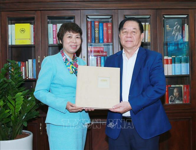 Tổng Giám đốc TTXVN Vũ Việt Trang tặng Đại tướng Nguyễn Trọng Nghĩa cuốn sách ảnh do TTXVN thực hiện. Ảnh: Trọng Đức - TTXVN