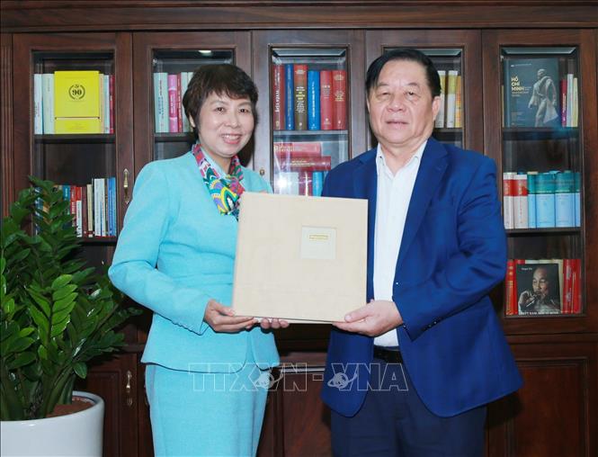 Tổng Giám đốc TTXVN Vũ Việt Trang tặng Đại tướng Nguyễn Trọng Nghĩa cuốn sách ảnh do TTXVN thực hiện. Ảnh: Trọng Đức - TTXVN