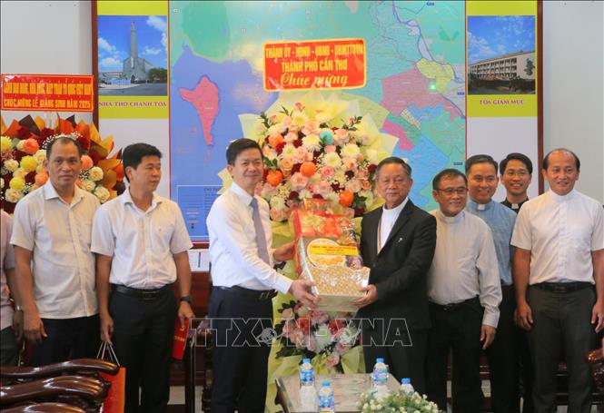 Ông Lê Quang Tùng, Bí thư Thành ủy Cần Thơ (thứ 3, trái qua) và đoàn công tác của Thành phố Cần Thơ chúc mừng Giáng sinh năm 2025 tại Tòa Giám mục Giáo phận Long Xuyên. Ảnh: Công Mạo-TTXVN