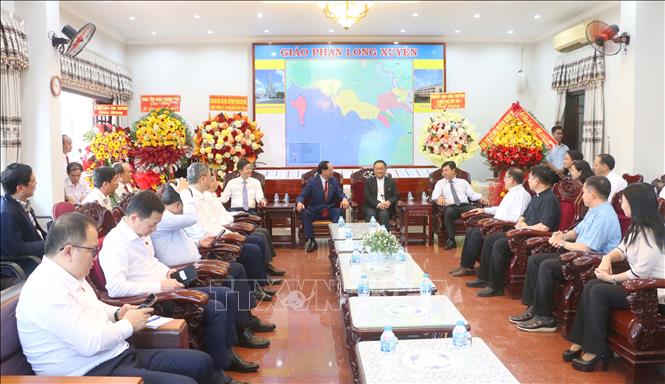 Phó Chủ tịch Quốc hội Trần Quang Phương thăm, chúc mừng Giáng sinh tại Tòa Giám mục Giáo phận Long Xuyên. Ảnh: Công Mạo-TTXVN