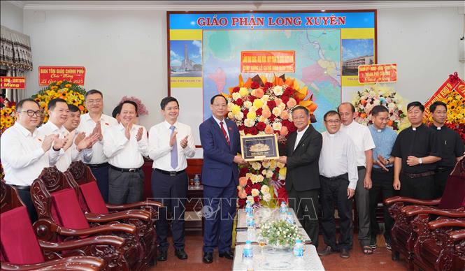 Thượng tướng Trần Quang Phương, Ủy viên Trung ương Đảng, Phó Chủ tịch Quốc hội chúc mừng Giáng sinh tại Tòa Giám mục Giáo phận Long Xuyên. Ảnh: Công Mạo-TTXVN