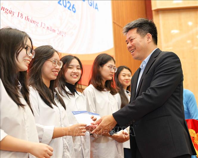 PGS.TS Kiều Văn Hoan – Phó Hiệu trưởng Trường Đại học Sư phạm Hà Nội động viên học sinh tham dự kỳ thi. Ảnh: Thanh Tùng - TTXVN