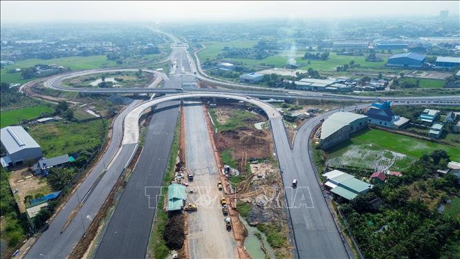 Các hạng mục an toàn giao thông trên tuyến Vành đai 3, đoạn qua tỉnh Tây Ninh, được triển khai đồng bộ, đáp ứng yêu cầu thông xe kỹ thuật. Ảnh: Giang Phương – TTXVN 