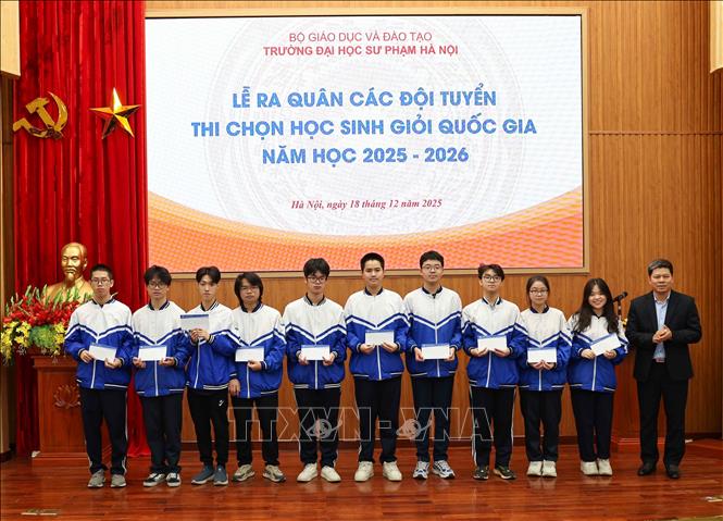 PGS.TS Kiều Văn Hoan – Phó Hiệu trưởng Trường Đại học Sư phạm Hà Nội động viên học sinh tham dự kỳ thi. Ảnh: Thanh Tùng - TTXVN