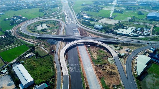 Nút giao kết nối Vành đai 3 với cao tốc Bến Lức – Long Thành và tuyến TP. Hồ Chí Minh – Trung Lương cơ bản đã hoàn thành, sẵn sàng cho giai đoạn hoàn thiện. Ảnh: Giang Phương – TTXVN