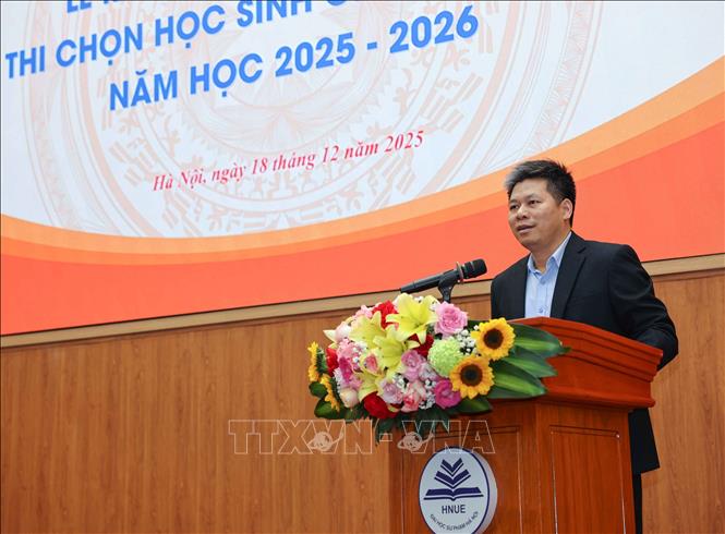 PGS.TS Kiều Văn Hoan, Phó Hiệu trưởng Trường Đại học Sư phạm Hà Nội phát biểu chúc mừng, động viên học sinh. Ảnh: Thanh Tùng - TTXVN