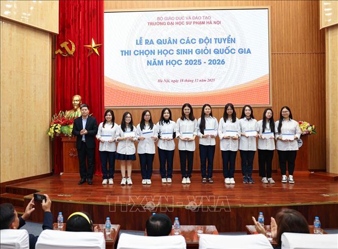 PGS.TS Kiều Văn Hoan, Phó Hiệu trưởng Trường Đại học Sư phạm Hà Nội động viên học sinh tham dự kỳ thi. Ảnh: Thanh Tùng - TTXVN