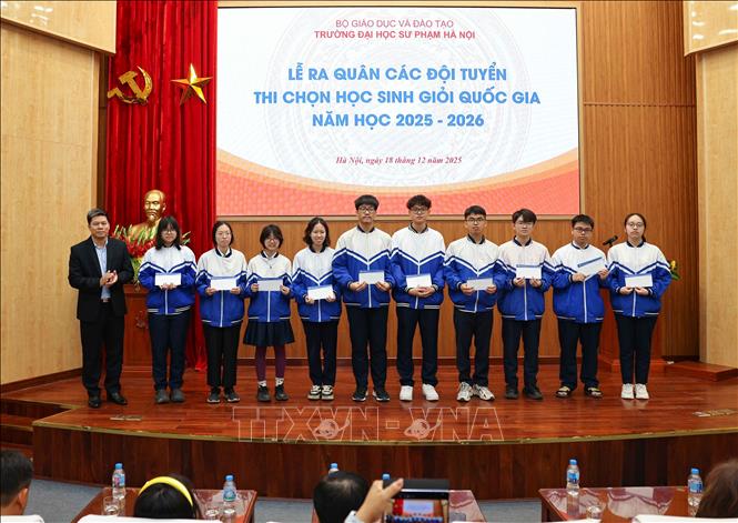 PGS.TS Kiều Văn Hoan, Phó Hiệu trưởng Trường Đại học Sư phạm Hà Nội động viên học sinh tham dự kỳ thi. Ảnh: Thanh Tùng - TTXVN