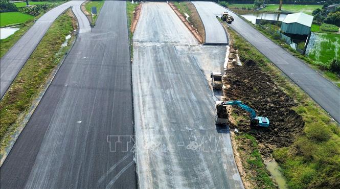 Công nhân khẩn trương thi công các hạng mục phụ trên tuyến cao tốc Vành đai 3, đoạn qua tỉnh Tây Ninh. Ảnh: Giang Phương – TTXVN