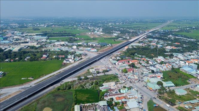 Toàn cảnh thi công tuyến chính cao tốc Vành đai 3, đoạn qua tỉnh Tây Ninh. Ảnh: Giang Phương – TTXVN
