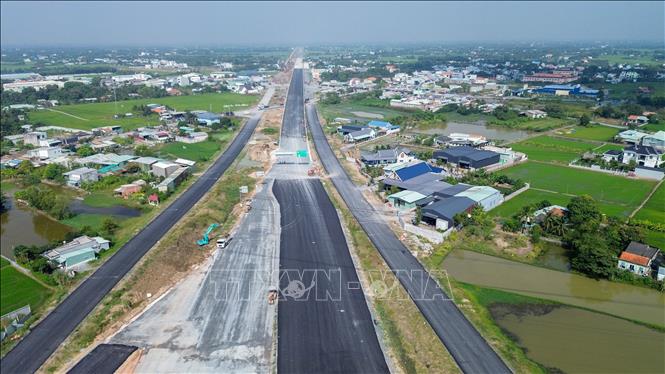 Các đoạn tuyến đã hoàn thành thảm nhựa, bảo đảm yêu cầu kỹ thuật và mỹ quan chung của tuyến cao tốc. Ảnh: Giang Phương – TTXVN