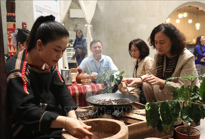 Du khách đến Đắk Lắk được trải nghiệm cách chế biến và thưởng thức cà phê truyền thống của người Ê Đê. Ảnh: Tuấn Anh - TTXVN