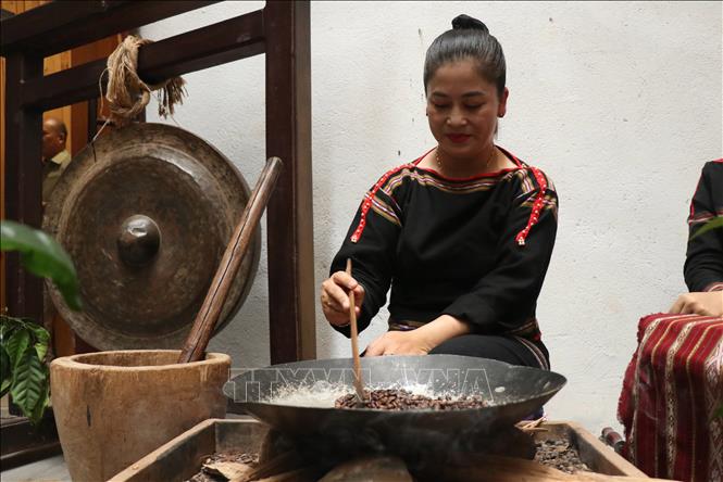 Theo cách thưởng thức truyền thống, người Ê Đê rang những hạt cà phê nhân trên chảo gang bằng bếp củi. Ảnh: Tuấn Anh - TTXVN 