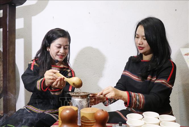 Những giọt cà phê đặc sánh, có vị đắng gắt ban đầu và hậu vị ngọt thanh là hương vị của cà phê pha theo cách truyền thống của người Ê Đê. Ảnh: Tuấn Anh - TTXVN
