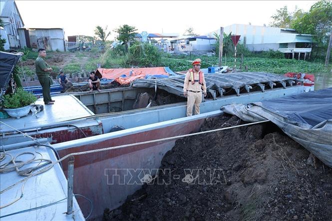 Là lan chở số lượng lớn khoáng sản là đất mặt không hoá đơn chứng từ bị lực lượng chức năng phát hiện, bắt giữ. Ảnh: TTXVN phát