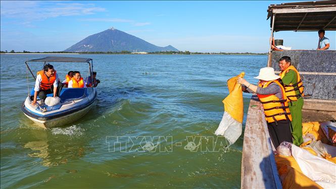 Sở Nông nghiệp và Môi trường tỉnh Tây Ninh thả các loại cá giống xuống Hồ Dầu Tiếng nhằm tái tạo, phục hồi nguồn lợi thủy sản và bảo vệ môi trường. Ảnh: Minh Phú – TTXVN