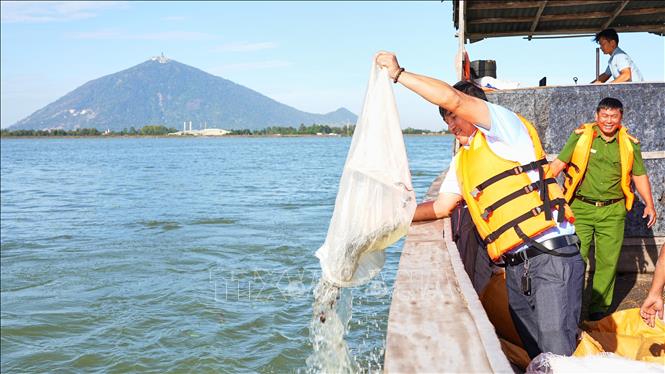 Lãnh đạo Công ty TNHH MTV Khai thác thủy lợi miền Nam (Bộ Nông nghiệp và Môi trường) tham gia thả cá giống xuống hồ Dầu Tiếng. Ảnh: Minh Phú – TTXVN