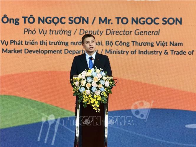 Ông Tô Ngọc Sơn, Phó Vụ trưởng Vụ phát triển thị trường nước ngoài, Bộ Công Thương, phát biểu tại triển lãm. Ảnh: Mỹ Phương – TTXVN