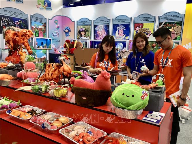 Nhà cung cấp trưng bày đa dạng mẫu mã sản phẩm tại triển lãm. Ảnh: Mỹ Phương – TTXVN