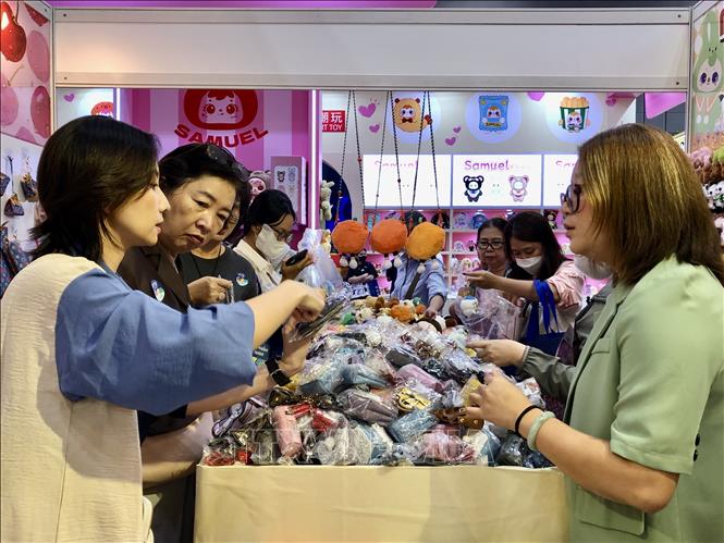 Khách tham quan mua sắm sản phẩm tại triển lãm. Ảnh: Mỹ Phương – TTXVN