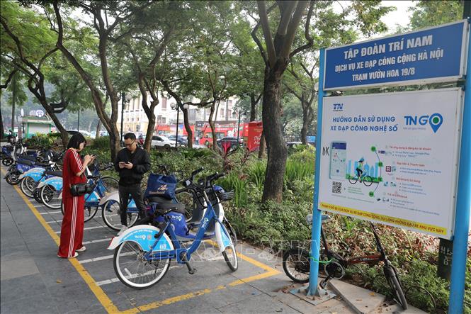 Each bicycle is equipped with a standard helmet and GPS tracking to ensure safety. VNA Photo: Quốc Lũy 