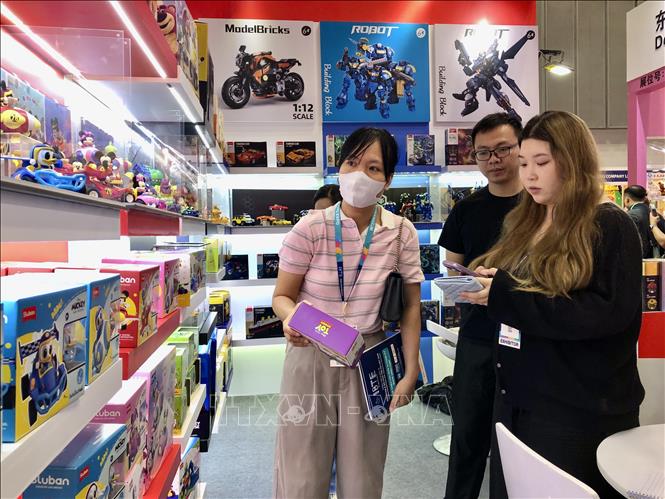 Nhà mua hàng tìm kiếm nguồn cung sản phẩm mới tại triển lãm. Ảnh: Mỹ Phương – TTXVN