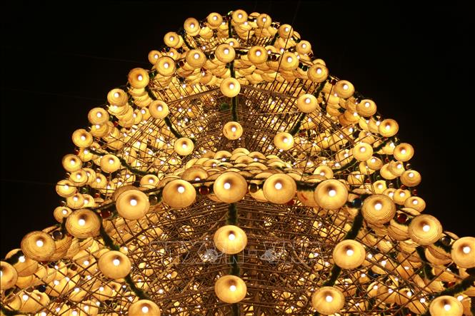 Cây thông được dựng lên được tính toán sự chống chịu trước sức gió, tăng cường các dây cáp để cây thông đạt độ bền chắc chắn và an toàn. Ảnh: Lê Xuân-TTXVN