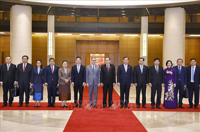 Chủ tịch Quốc hội Trần Thanh Mẫn chụp ảnh lưu niệm với đại biểu. Ảnh: Doãn Tấn - TTXVN