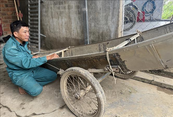 Chiếc ghe nhỏ anh Trần Công Thành dùng để cứu người trong dòng lũ từ trưa 20 đến sáng 21/11. Ảnh: Tường Quân - TTXVN