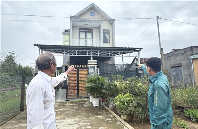 Căn nhà hai tầng duy nhất của xóm Đội 7 (thôn Phú Hữu, xã Hòa Thịnh) được anh Trần Công Thành đưa người dân đến tránh trú an toàn trong mưa lũ. Ảnh: Tường Quân - TTXVN