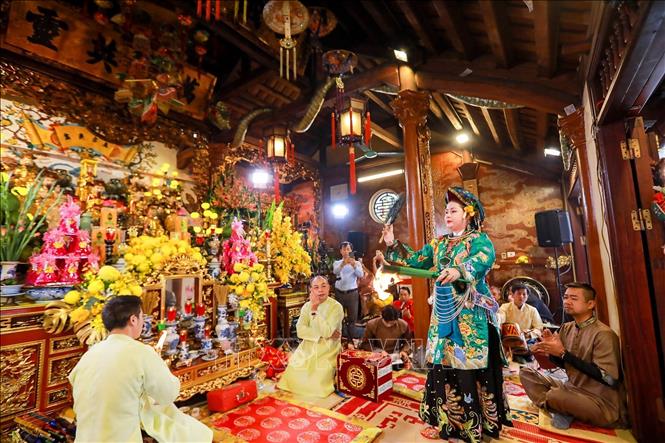 Đồng thầy Đỗ Diệu Trang (Hà Nội) thực hành nghi lễ Hầu đồng. Ảnh: Khánh Hoà - TTXVN