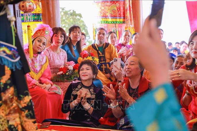 Buổi giao lưu thu hút sự quan tâm của đông đảo người dân. Ảnh: Khánh Hoà - TTXVN