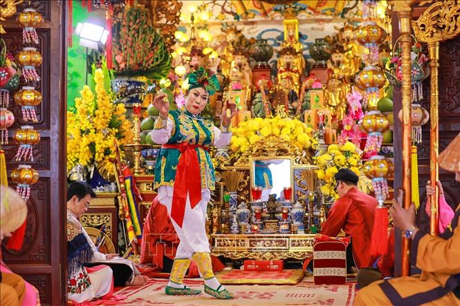 Thanh đồng Lê Thị Liên (tỉnh Lâm Đồng) thực hành nghi lễ Hầu đồng. Ảnh: Khánh Hoà - TTXVN