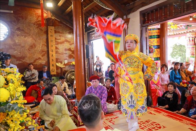 Đồng thầy Nguyễn Văn Ngọc (Hà Nội) thực hành nghi lễ Hầu đồng. Ảnh: Khánh Hoà - TTXVN