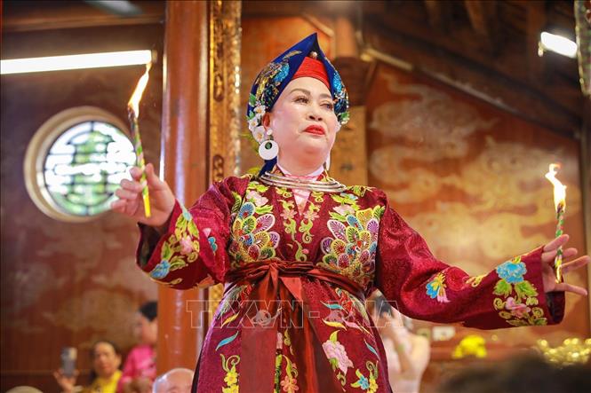 Thanh đồng Lê Thị Liên (tỉnh Lâm Đồng) thực hành nghi lễ Hầu đồng. Ảnh: Khánh Hoà - TTXVN