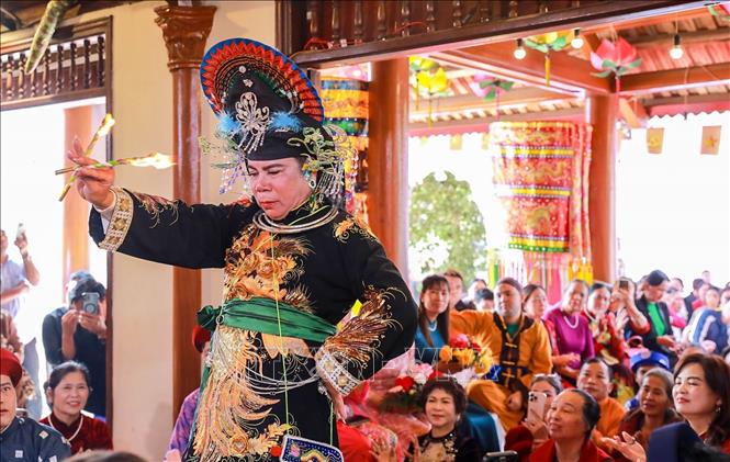 Đồng thầy Vũ Hồng Thái (tỉnh Thái Nguyên) thực hành nghi lễ Hầu đồng. Ảnh: Khánh Hoà - TTXVN